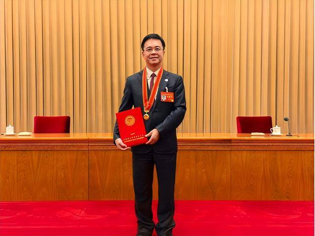 金域医学董事长荣膺国家级荣誉彰显企业社会责任典范