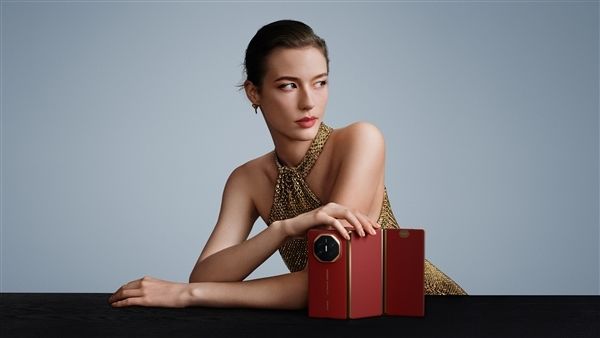 全球第二款量产三折叠！曝华为Mate XTs价格下探：定价1